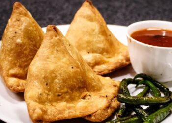 प्लेटमधून गायब होणार समोसा-भजी! गॅस टंचाईमुळे कष्टकऱ्यांच्या पोटाला चिमटा