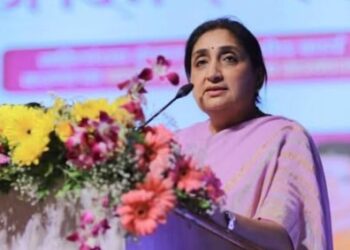 सरकारी महिला कर्मचाऱ्यांना आता कामाच्या वेळेत सवलत; उपमुख्यमंत्री सुनेत्रा पवारांकडून ‘लवकर या-लवकर जा’ योजनेची घोषणा