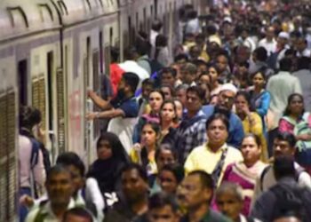 जीवघेण्या गर्दीत आता फेरीवाल्यांचा अडथळा! मध्य रेल्वेच्या ‘त्या’ निर्णयामुळे मुंबईकर संतापले