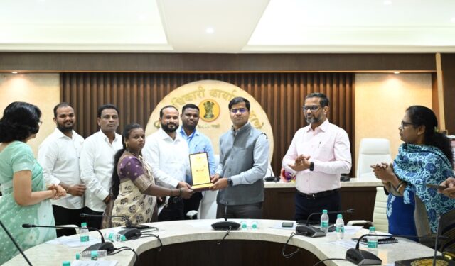जिल्हाधिकारी कार्यालय, ठाणे येथे ‘सेवा हक्क दिन’ उत्साहात साजरा; उत्कृष्ट कामगिरी करणाऱ्या ग्रामपंचायतींचा गौरव