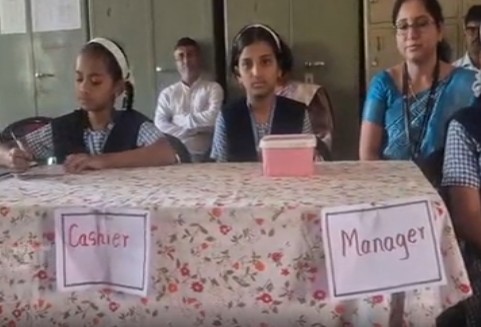 शाळेतच भरली ‘विद्यार्थी बँक’! महापालिकेच्या उपक्रमातून चिमुरडे गिरवतायत बचतीचे धडे