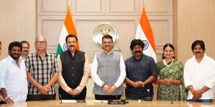 ‘देऊळ बंद २’च्या यशाला मुख्यमंत्र्यांची दाद; चित्रपटाच्या टीमची सदिच्छा भेट