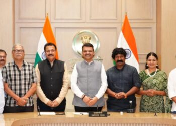 ‘देऊळ बंद २’च्या यशाला मुख्यमंत्र्यांची दाद; चित्रपटाच्या टीमची सदिच्छा भेट