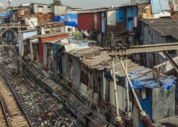 मध्य रेल्वेच्या जमिनीवर अतिक्रमणांचा विळखा; १६ हजारांहून अधिक झोपड्यांनी व्यापली जागा!