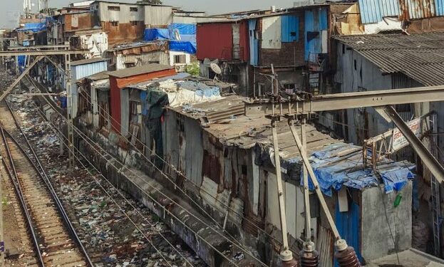 मध्य रेल्वेच्या जमिनीवर अतिक्रमणांचा विळखा; १६ हजारांहून अधिक झोपड्यांनी व्यापली जागा!