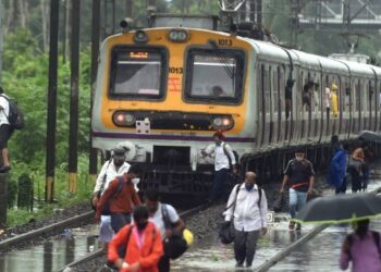 पावसामुळे ट्रान्स हार्बर मार्गावरील रेल्वे वाहतूक विस्कळीत; हजारो प्रवाशांचे हाल!