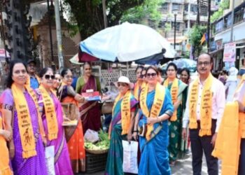 कल्याणमध्ये अधिक मासानिमित्त अनोखा उपक्रम; ३३ कष्टकरी महिला विक्रेत्यांचा साडी व मिठाई देऊन सन्मान!