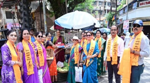 कल्याणमध्ये अधिक मासानिमित्त अनोखा उपक्रम; ३३ कष्टकरी महिला विक्रेत्यांचा साडी व मिठाई देऊन सन्मान!