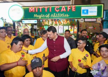नवी मुंबई विमानतळावरील ‘मिट्टी कॅफे’ला मुख्यमंत्र्यांची भेट; दिव्यांग कर्मचाऱ्यांच्या जिद्दीचे कौतुक!