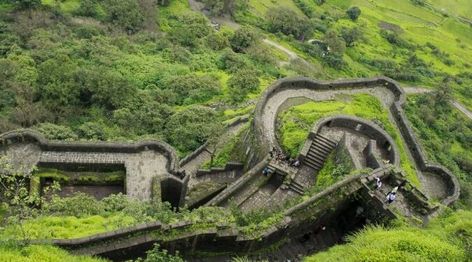 लोहगडावर फोटो काढताना तरुणाचा तोल गेला; ४५० फूट खोल दरीत पडून मृत्यू!