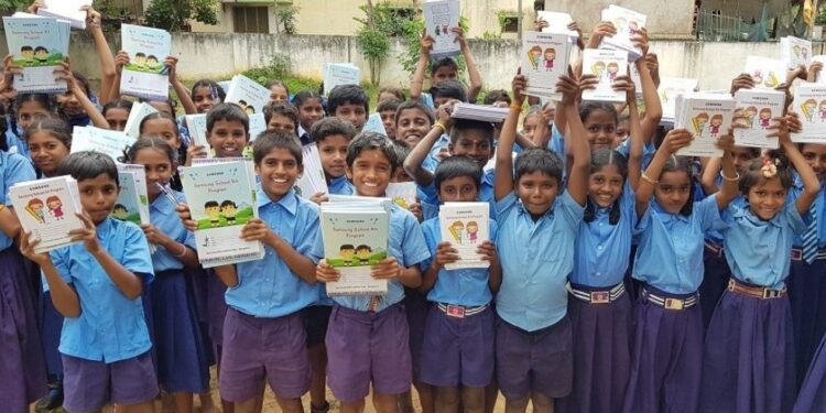 नव्या अभ्यासक्रमाच्या पुस्तकांना विलंब; पहिल्याच दिवशी विद्यार्थ्यांच्या हाती पुस्तक देण्यासाठी बालभारतीची धावपळ