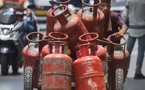व्यावसायिक गॅस सिलिंडर पुन्हा महागला; वर्षातील सलग सातवी दरवाढ!