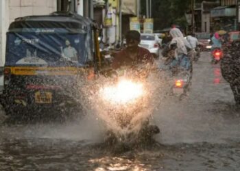 पालघरला अतिमुसळधार पावसाचा तडाखा; पूरस्थिती, वीजपुरवठा खंडित, रेल्वे-रस्ते वाहतुकीवर मोठा परिणाम