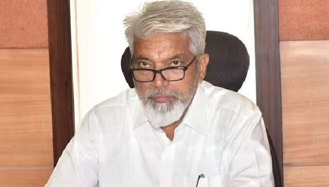 सीईटी-टीईटी पेपरफुटीवरून राजकारण पेटले; शिक्षणमंत्री दादा भुसे यांच्या राजीनाम्यासाठी सात दिवसांची मुदत!