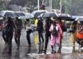 मुंबईत पावसाचा रेड अलर्ट: खासगी क्षेत्राला ‘WFH’, सरकारी कर्मचाऱ्यांना ‘हाफ डे’!