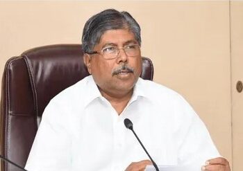 राज्यातील १९ महाविद्यालयांमध्ये १८ महिन्यांत सौरऊर्जा प्रकल्प; कामांना गती देण्याचे मंत्री चंद्रकांत पाटील यांचे निर्देश