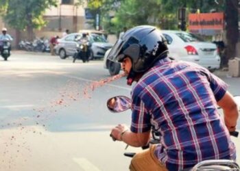 रस्त्यावर थुंकल्यास आता मोजावे लागणार तब्बल २००० रुपये; हायकोर्टाची BMCला सक्त ताकीद