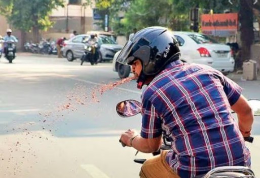 रस्त्यावर थुंकल्यास आता मोजावे लागणार तब्बल २००० रुपये; हायकोर्टाची BMCला सक्त ताकीद