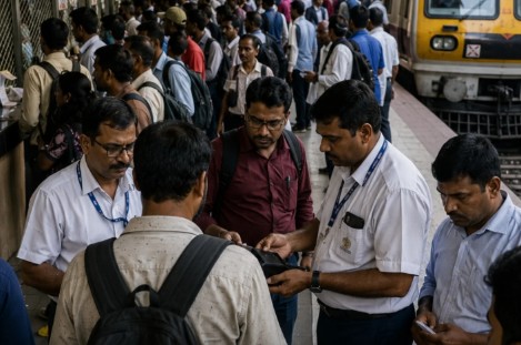 विनातिकीट फिरणाऱ्यांना १६ कोटींचा फटका! मध्य रेल्वेने ४० दिवसांत पकडले २ लाख प्रवासी