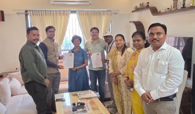 कोपरी-पाचपाखाडीत मतदार पुनरिक्षण मोहिमेला वेग; जिल्हाधिकाऱ्यांच्या हस्ते ‘Enumeration Form’चे वाटप