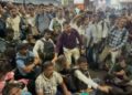 डोंबिवलीत रिक्षा मिळत नसल्याने नागरिक रस्त्यावर; केळकर रोडवर प्रवाशांचे ठिय्या आंदोलन सुरू