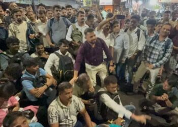 डोंबिवलीत रिक्षा मिळत नसल्याने नागरिक रस्त्यावर; केळकर रोडवर प्रवाशांचे ठिय्या आंदोलन सुरू