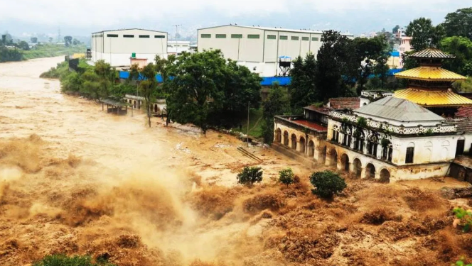 नेपाळ महापूर: अडकलेल्या महाराष्ट्रीयन नागरिकांसाठी २४ तास हेल्पलाईन सुरू!