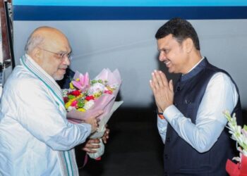 केंद्रीय गृहमंत्री अमित शाह यांचे मुंबई विमानतळावर आगमन; मुख्यमंत्री फडणवीस यांनी केले स्वागत