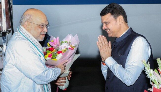 केंद्रीय गृहमंत्री अमित शाह यांचे मुंबई विमानतळावर आगमन; मुख्यमंत्री फडणवीस यांनी केले स्वागत
