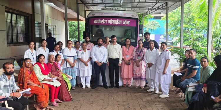 घराजवळ आरोग्य सेवा! नवी मुंबईतील झोपडपट्ट्या आणि नागरी भागात मोबाईल कॅन्सर व्हॅनला उत्स्फूर्त प्रतिसाद