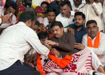 प्रसाद लाडांनी पाजले पाणी, पण जरांगेंची भूमिका कायम; गॅझेटच्या अध्यादेशाशिवाय माघार नाही!