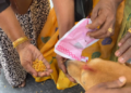 मंदिर परिसरातील श्वानांना बुंदीचा प्रसाद देऊ नका! – शिर्डीत साईभक्तांना आवाहन