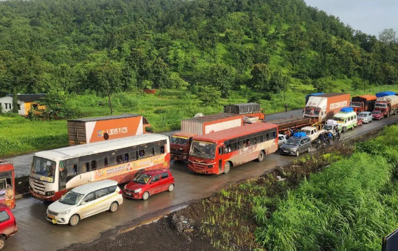 चाकरमान्यांना गणेशोत्सवाच्या प्रवासात वाहतूक कोंडीचा फटका; कोकण हायवेवर वाहनांच्या रांगाच रांगा!