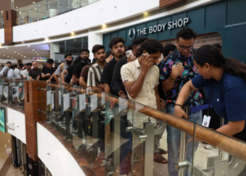 आयफोन १८ प्रो लाँचचा जल्लोष; नवीन मॉडेल खरेदीसाठी देशभरात ग्राहकांची झुंबड