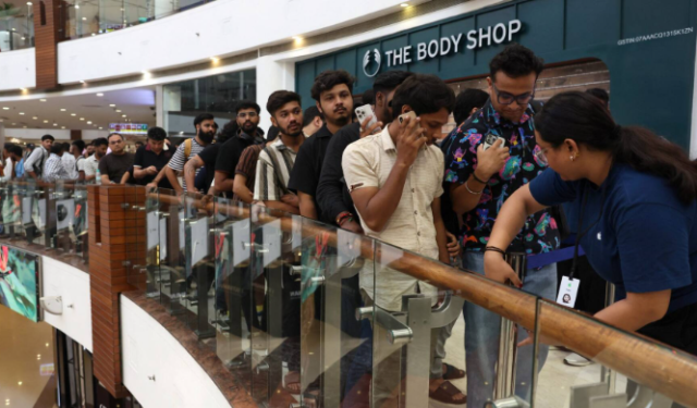 आयफोन १८ प्रो लाँचचा जल्लोष; नवीन मॉडेल खरेदीसाठी देशभरात ग्राहकांची झुंबड