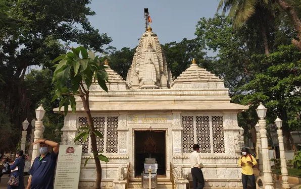 गणेशोत्सवात दादरच्या उद्यान गणेश मंदिराला महापालिकेची नोटीस; अनधिकृत शेड आणि स्टॉल्स हटवण्याचे आदेश