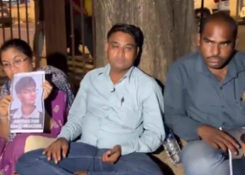 IIT मुंबई विद्यार्थी साहिल वाकोडे मृत्यू प्रकरण : न्यायासाठी पालकांचे आझाद मैदानात उपोषण, निष्पक्ष चौकशीची मागणी