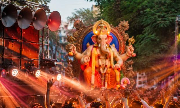गणेशोत्सवात मुंबई उच्च न्यायालयाचे कडक आदेश; रस्त्यांवर फटाक्यांना बंदी, डीजे-लेझर लाईट्सवरही निर्बंध