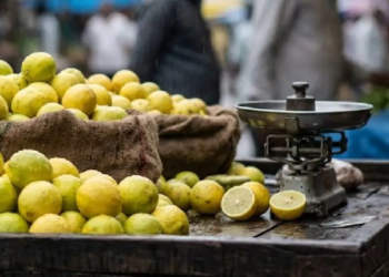 पावसाच्या कमतरतेचा फटका; किरकोळ बाजारात एक लिंबू १० रुपयांना!