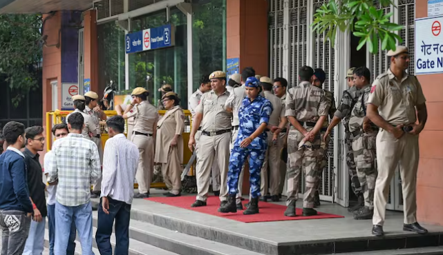 जंतर मंतर आंदोलनाच्या पार्श्वभूमीवर दिल्लीतील ११ मेट्रो स्थानकांचे प्रवेश-द्वार बंद!
