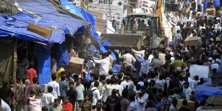 ‘पादचारी प्रथम’ अभियान; दादरमध्ये १२ अतिक्रमणे आणि ६० फेरीवाल्यांवर कारवाई
