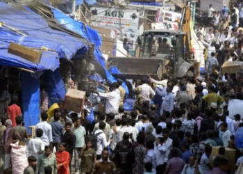 ‘पादचारी प्रथम’ अभियान; दादरमध्ये १२ अतिक्रमणे आणि ६० फेरीवाल्यांवर कारवाई